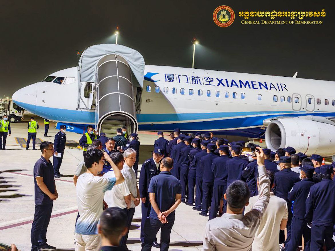 បោសសម្អាតបទល្មើស «Online Scams» ជន​ជាតិចិន ចំនួន ១១០ នាក់ ត្រូវបានបណ្ដេញចេញ​ពីកម្ពុជា តាមច្រកទ្វារអាកាសអន្តរជាតិភ្នំពេញចាស់