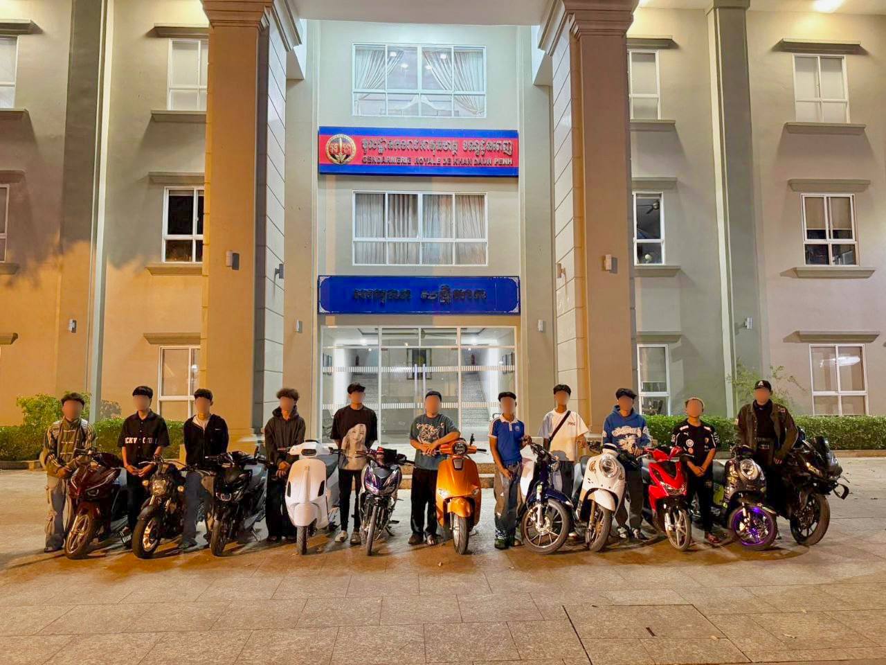 អាវុធហត្ថភ្នំពេញបង្ក្រាបក្មេងទំនើង១៤នាក់ និងម៉ូតូ១៤គ្រឿងពាក់ព័ន្ធកែច្នៃបំពង់ស៊ីម៊ាំងបង្កសម្លេងរំខាន